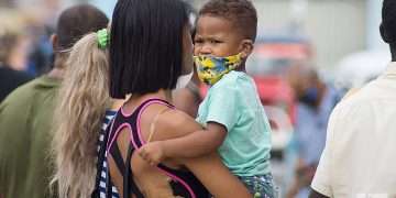 Una madre con su hijo en La Habana, el martes 31 de mayo de 2022, tras la eliminación del uso obligatorio de la mascarilla por las autoridades cubanas. Foto: Otmaro Rodríguez.