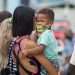 Una madre con su hijo en La Habana, el martes 31 de mayo de 2022, tras la eliminación del uso obligatorio de la mascarilla por las autoridades cubanas. Foto: Otmaro Rodríguez.