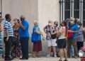 Personas, sobre todo de la tercera edad, en una cola en La Habana, el martes 31 de mayo de 2022, tras la eliminación del uso obligatorio de la mascarilla por las autoridades cubanas. Foto: Otmaro Rodríguez.