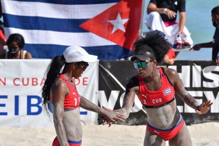 La dupla cubana de voli de playa: Leila Martínez y Ledianny Echeverría. Foto: Latin America News.