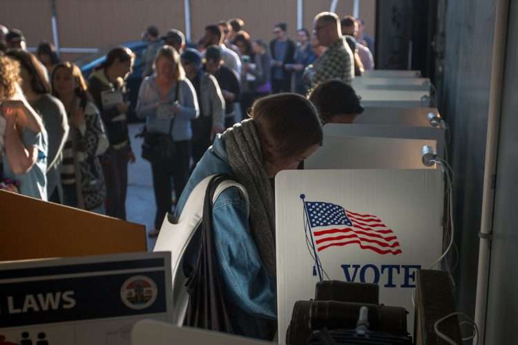 La agencia AP examinó casi 1.7 millones de electores que habrían cambiado su filiación partidaria. Foto: Center for American Progress.