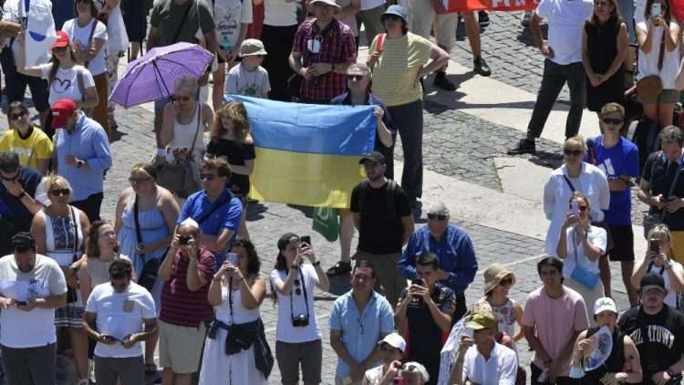 Fieles con bandera ucraniana, hoy en la Plaza de San Padro. Foto: www.vaticannews.va