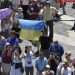 Fieles con bandera ucraniana, hoy en la Plaza de San Padro. Foto: www.vaticannews.va