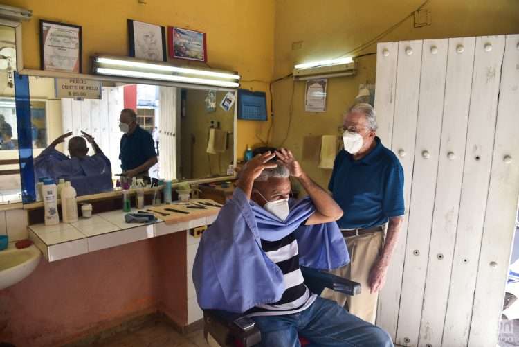 Una barbería en Cuba. Foto: Kaloian.