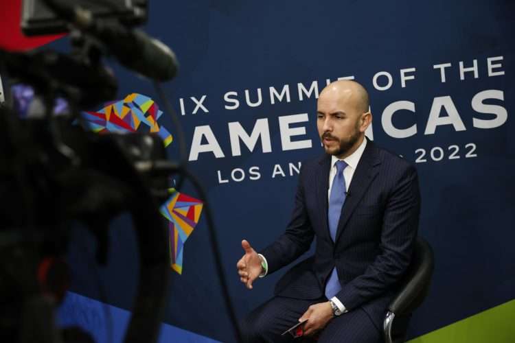 Juan González, asesor del presidente estadounidense Joe Biden y director para Latinoamérica y el Caribe en el Consejo de Seguridad Nacional de la Casa Blanca, es visto durante una entrevista el 10 de junio en el Centro de Convenciones de Los Ángeles, durante la celebración de la Cumbre de las Américas 2022 que reunió a presidentes y líderes de todo el continente. Foto: Alberto Valdes/Efe.