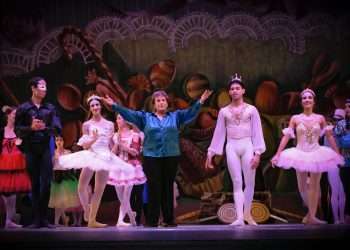 La maestra Laura Alonso (al centro) con bailarines de su compañía, en una imagen de archivo. Foto: Perifl de Facebook de la compañía de ballet Laura Alonso / Archivo.