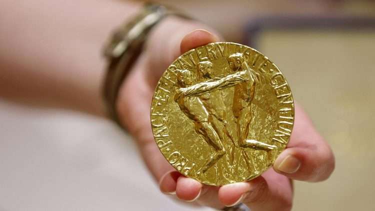 La medalla del Premio Nobel de la Paz subastada por más de 100 millones de dólares. Foto: Euronews