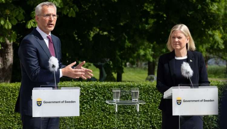 El secretario general de la OTAN durante la rueda de prensa de este lunes en Estocolmo con la primera ministra sueca, Magdalena Andersson. | Foto: NATO/OTAN