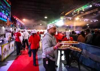 Cientos de maestros pizzeros participan en la segunda edición del Campeonato Panamericano de la Pizza, un evento que se extendió hasta el miércoles para elegir a la mejor pizza del continente, en Buenos Aires. Foto: Juan Ignacio Roncoroni/Efe.