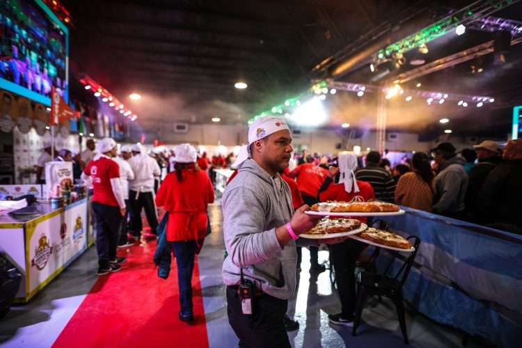 Cientos de maestros pizzeros participan en la segunda edición del Campeonato Panamericano de la Pizza, un evento que se extendió hasta el miércoles para elegir a la mejor pizza del continente, en Buenos Aires. Foto: Juan Ignacio Roncoroni/Efe.