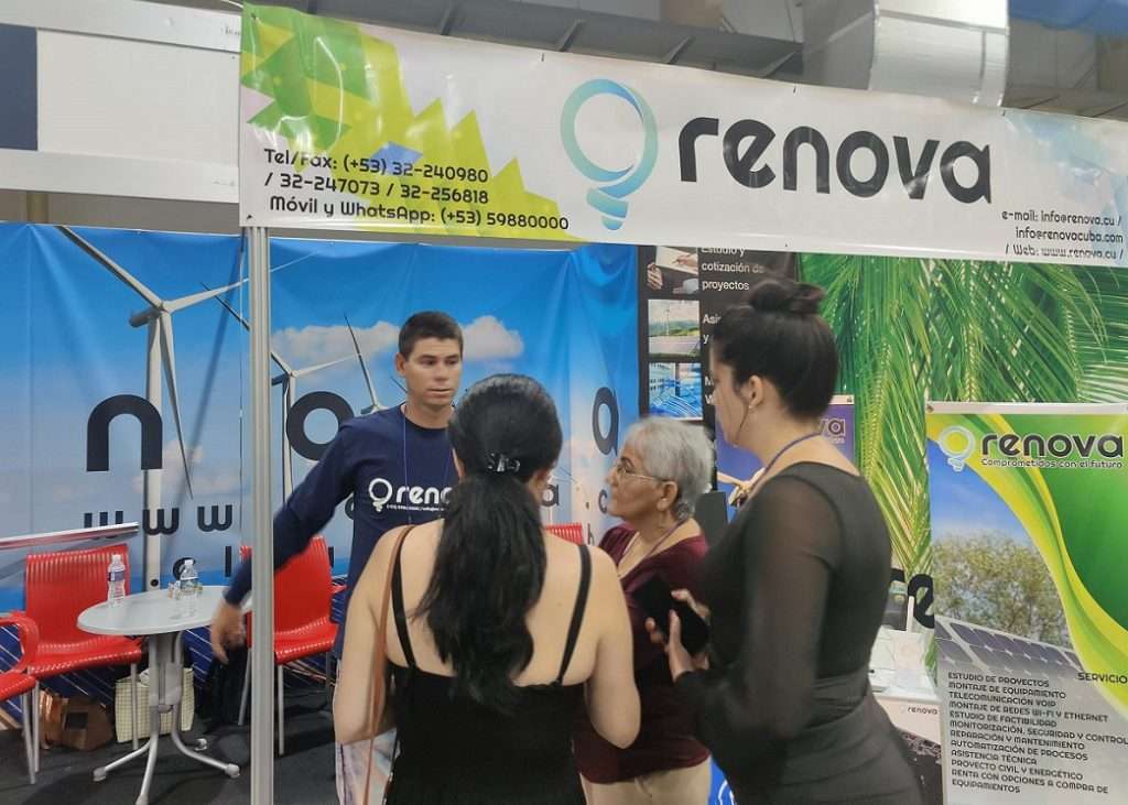 Miembros de la mipyme privada Renova en el estand en la II Feria Internacional de Energías Renovables, realizada en el recinto ferial de Pabexpo, en La Habana. Foto: Renova Surl / Facebook.