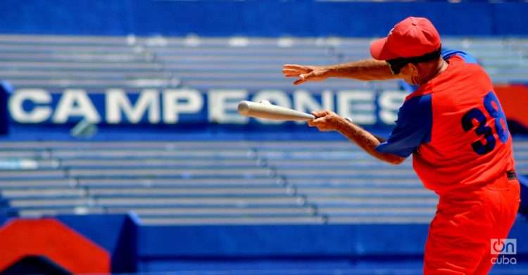 Desde inicios del presente siglo se practica en Cuba el béisbol para ciegos y débiles visuales profundos. Foto: Ricardo López Hevia.