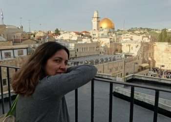 Iris Cepero. Jerusalén, marzo de 2020. Al fondo, la Mezquita de la Roca y a la
derecha, un fragmento del Muro de las Lamentaciones. Foto: Juan Orlando
Pérez.