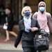 Habitantes de Brisbane (Australia) usan de nuevo mascarillas en la calle ante el creciente número de casos de COVID-19. Foto: Darren England / EFE.