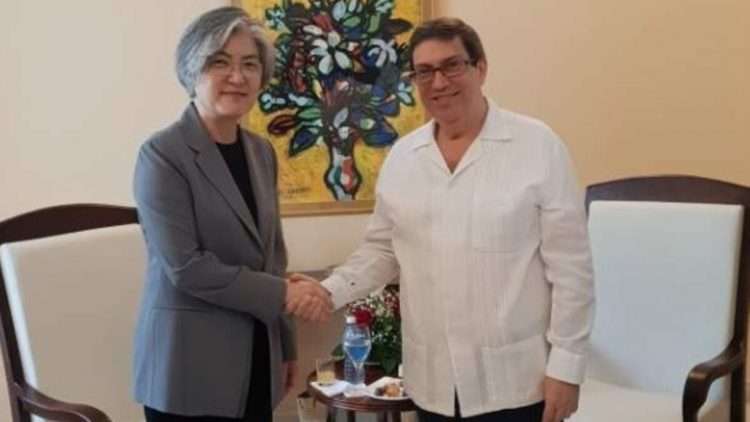 Al margen del 37 período de sesiones de la Comisión Económica para América Latina y el Caribe (CEPAL) de la ONU celebrado en Cuba, el canciller cubano y su homóloga surcoreana sostuvieron un encuentro bilateral (2018). Foto: Ministerio de Relaciones Exteriores de Corea del Norte.