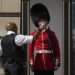 Un policía británico refresca a un miembro de la Guardia Real. Foto: Yahoo.