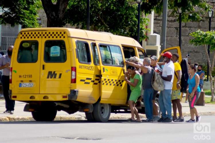 Personas intentan montar en un vehículo de transporte de pasajeros conocido como Gacela, en La Habana. Foto: Otmaro Rodríguez.