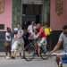 Personas se mueven bajo el sol en la calle Monserrate de La Habana, en los alrededores del célebre bar El Floridita. Foto: Otmaro Rodríguez.