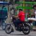 Un motorista y un vendedor particular de refescos con su carrito, en una calle de La Habana. Foto: Otmaro Rodríguez.