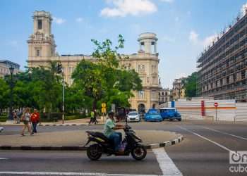 Un motorista en los alrededores del Parque Central, en La Habana. Foto: Otmaro Rodríguez.