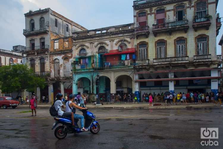 Dos personas en una moto eléctrica en el en La Habana. Foto: Otmaro Rodríguez.