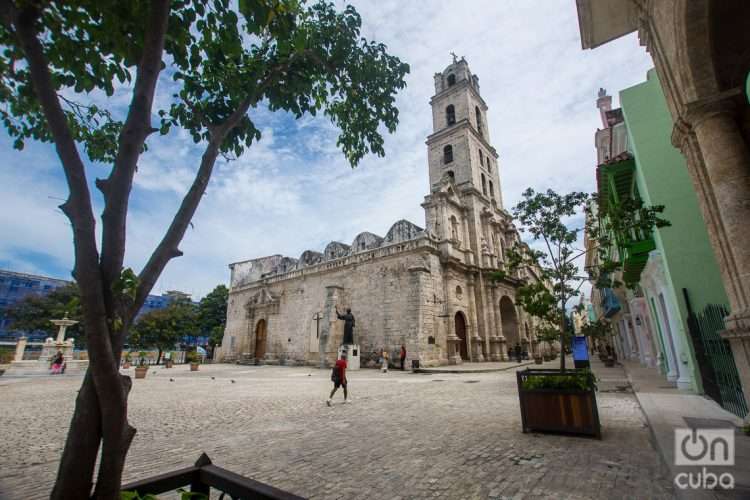 Basílica menor del Convento de san Francisco de Asís y la plaza de igual nombre, en La Habana Vieja, entorno del Jardín Madre Teresa de Calcuta. Foto: Otmaro Rodríguez.