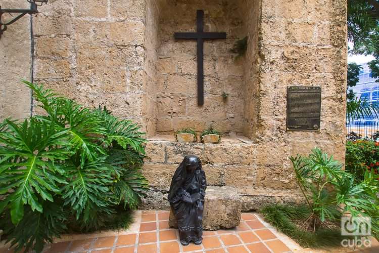 Escultura de la Madre Teresa de Calcuta, del artista José Villa Soberón, en el Jardín que honra a la religiosa, en el centro histórico de La Habana. Foto: Otmaro Rodríguez.