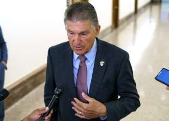 Manchin habla a la prensa tras el acuerdo con el líder demócrata del senado. | Foto: The Hill