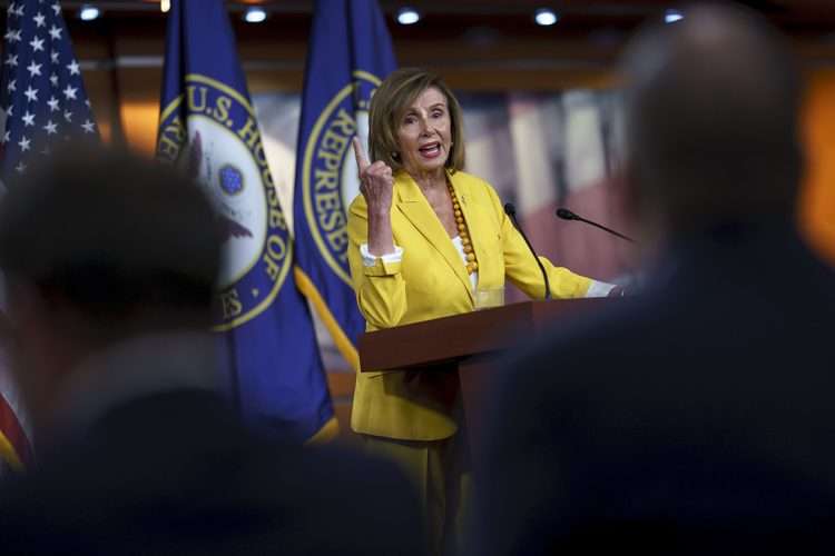 La líder de la Cámara de Representantes, Nancy Pelosi, en una rueda de prensa el jueves. | Foto: J. Scott Applewhite / AP