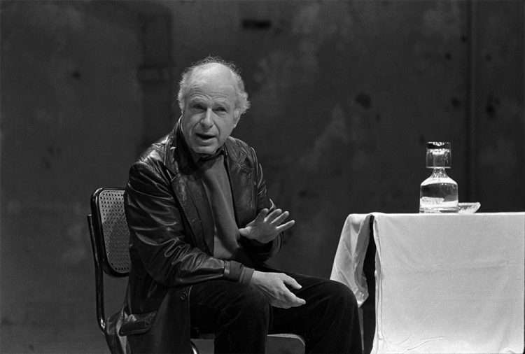 Peter Brook. Foto: Douglas H Jeffery. Tomada de Victoria and Albert Museum, Londres.