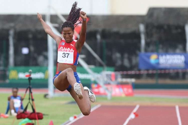 Yanisley Carrión de Cuba obtiene medalla de plata en el salto de longitud del atletismo en el estadio de Gosier, en los I Juegos del Caribe, en la ciudad de Basse-Terre, capital de Guadalupe, el primero de julio de 2022. Foto: Roberto Morejón/JIT.