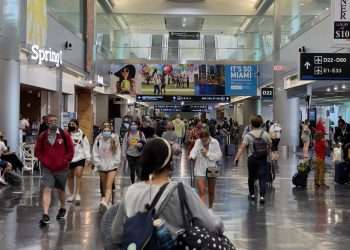 Imagen de archivo de personas en el Aeropuerto Internacional de Miami. Foto: The New York Times / Archivo.