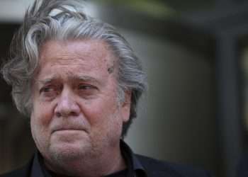 Steve Bannon habla con la prensa frente al tribunal que lo juzga por desacato. | Foto: Win McNamee / AP