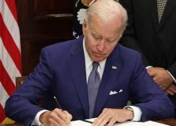 El presidente Joe Biden firma la orden Ejecutiva que busca mantener el derecho al aborto tras el reciente fallo de la Corta Suprema en su contra. Foto: Casa Blanca / Pool.