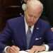 El presidente Joe Biden firma la orden Ejecutiva que busca mantener el derecho al aborto tras el reciente fallo de la Corta Suprema en su contra. Foto: Casa Blanca / Pool.