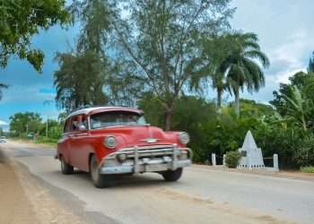 Un auto pasa por la zona de la carretera Holguín-Moa, en el oriente de Cuba, restablecida después de una avería. Foto: Juan Pablo Carreras / ACN.