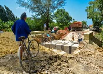 Trabajos de rehabilitación en la carretera que une a Holguín y Moa, en el oriente de Cuba, luego de que un fallo estructural en una alcantarilla interrumpiera el tránsito en esa vía. Foto: Juan Pablo Carreras / ACN.