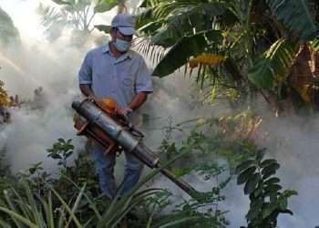 Fumugación contra el mosquito Aedes aegypti en la provincia cubana de Matanzas. Foto: Rodolfo Blanco Cué / ACN / Archivo.