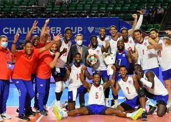 Imagen de archivo del equipo cubano de voleibol masculino, junto a su cuerpo técnico, tras imponerse en el Challenger Mundial. Foto: CubaSí / Archivo.