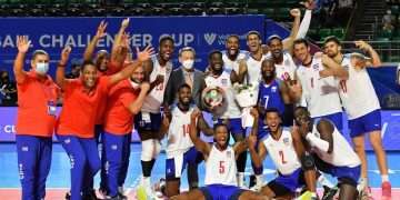 Imagen de archivo del equipo cubano de voleibol masculino, junto a su cuerpo técnico, tras imponerse en el Challenger Mundial. Foto: CubaSí / Archivo.