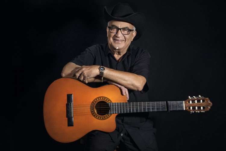 El músico cubano Elíades Ochoa, que esta noche actúa en Cartagena en el festival La Mar de Músicas, ha dicho que la ciudad le recuerda mucho a La Habana por su arquitectura y que sus lomas le transportan a su natal Santiago de CubaFoto: RANDYB /Elíades Ochoa/Efe.