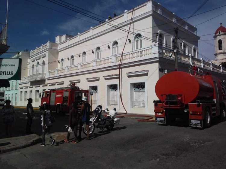 Fuerzas del cuerpo de bomberos en los alrededores del hotel La Unión, en Cienfuegos, tras reportarse un escape de gas en el lugar. Foto: Perlavisión.