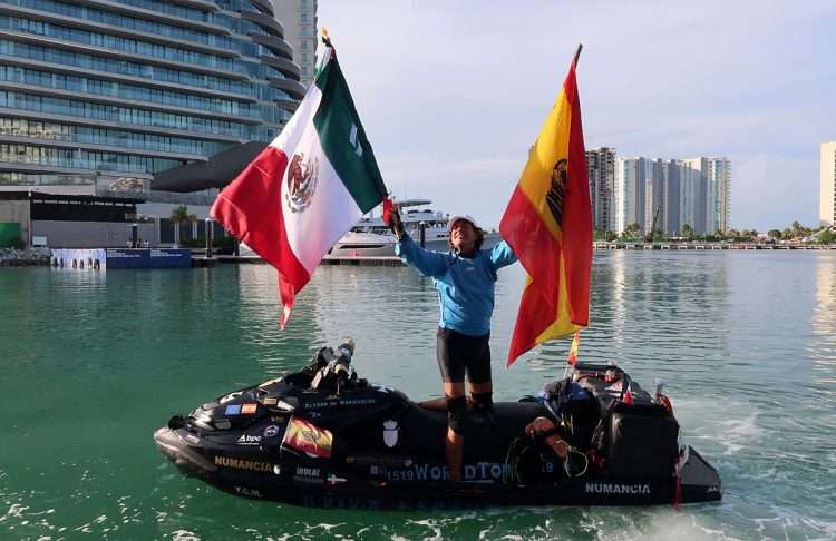 El explorador y marino español Álvaro Marichalar, a bordo de su pequeña embarcación "Numancia" llega a un muelle del balneario de Cancún, Quintana Roo (México). Foto: Alonso Cupul/Efe.