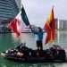 El explorador y marino español Álvaro Marichalar, a bordo de su pequeña embarcación "Numancia" llega a un muelle del balneario de Cancún, Quintana Roo (México). Foto: Alonso Cupul/Efe.