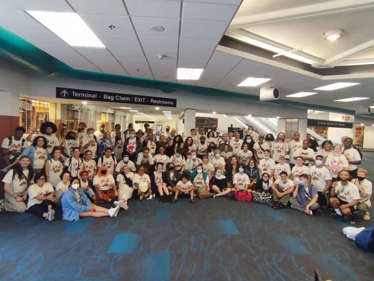 Grupo de “Pastores por la Paz” en el aeropuerto de Miami antes de abordar el avión a Cuba. Foto: Twitter de Caridad Diego Bello.