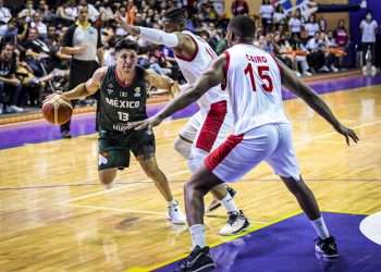 México tuvo una ventaja de doble dígito por primera vez en un tercer cuarto en el que los cubanos se condenaron con sus pérdidas de balón, que significaron 10 puntos para los locales. Foto: fiba.basketball.