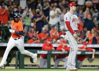 Yordan Álvarez (al fondo) es uno de los bateadores más oportunos de MLB. Foto: Karen Warren/Houston Chronicle