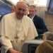 Francisco durante el vuelo a Canadá. Foto: Noticias del Vaticano.