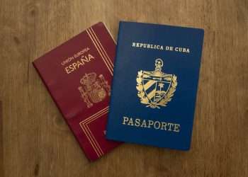 Pasaportes de Cuba y España. Foto: Radio Habana Cuba / Archivo.
