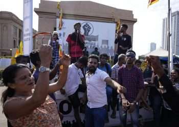 Decenas de manifestantes bailan gritando consignas contra el presidente Gotabaya Rajapaksa frente a su oficina en Colombo, Sri Lanka, el miércoles. | Foto: Eranga Jayawardena / AP